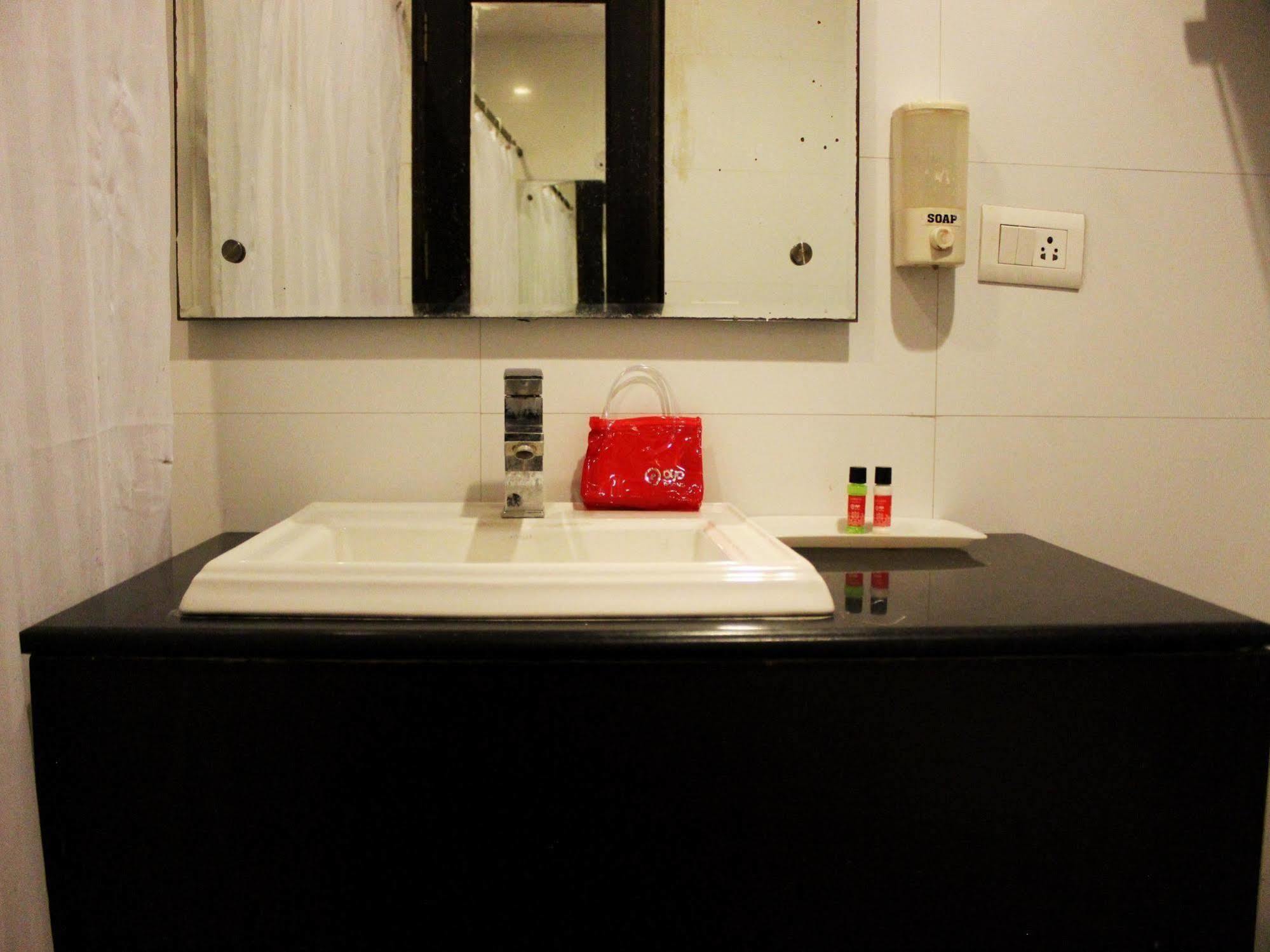 Hotel Siam International Delhi  Bagian luar foto